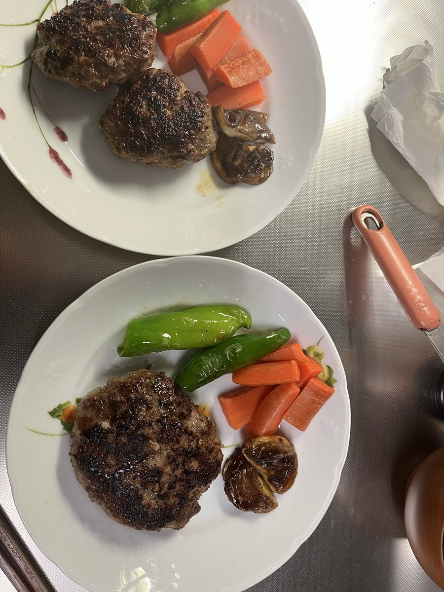 rabbit8565's tweet photo. いい感じに焼けました今回はデミグラスソース無しのプレーンバージョンでした、撮影しながらだと調理がしにくいのが良く分かりましたw https://t.co/TsBIXw3zxP