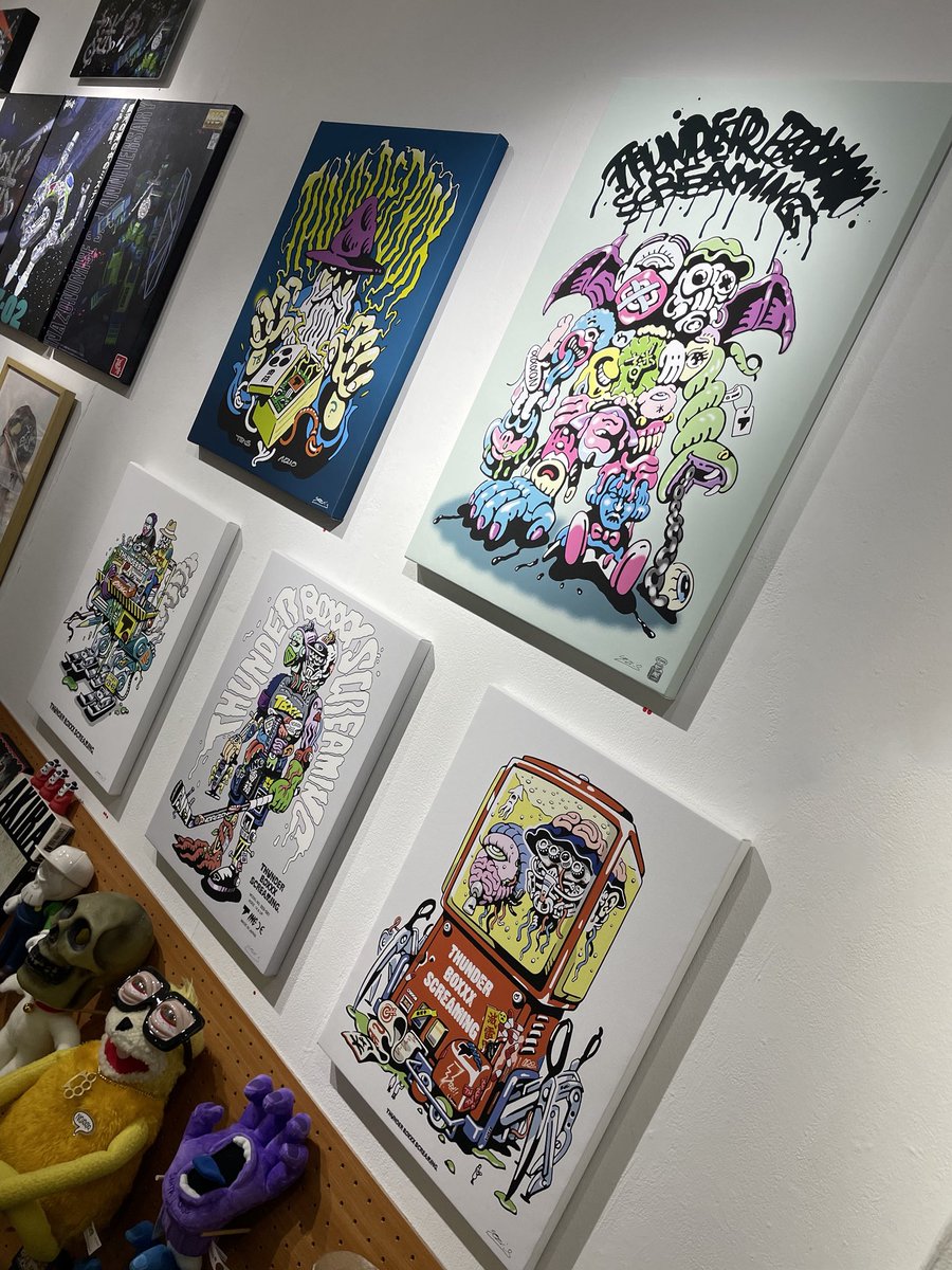 INC_Yozi's tweet photo. 謎の店GONIN展、暴力的な情報量でスタートしました。祝

今回は新作【THUNDER BOXXX SCREAMING Ⅳ】のキャンバスアートを中心に、新仕様の歴代TBSや"THUNDER WIZARD"など、謎の店に関連したキャンバスシリーズを出品。各10点のみで、以降の通販等はないので会場でチェックしてみて下さい。 https://t.co/tBIkaADpnJ