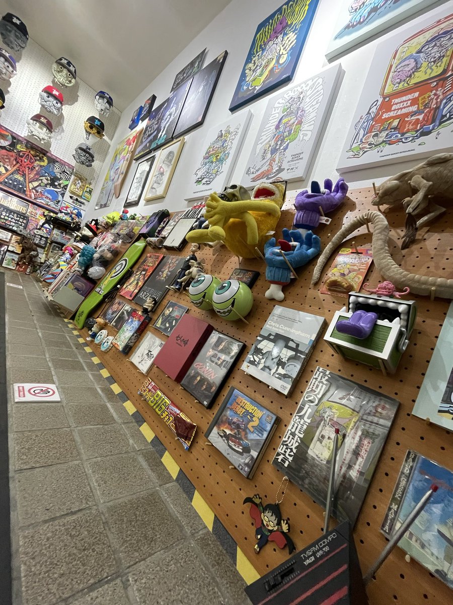 INC_Yozi's tweet photo. 謎の店GONIN展、暴力的な情報量でスタートしました。祝

今回は新作【THUNDER BOXXX SCREAMING Ⅳ】のキャンバスアートを中心に、新仕様の歴代TBSや"THUNDER WIZARD"など、謎の店に関連したキャンバスシリーズを出品。各10点のみで、以降の通販等はないので会場でチェックしてみて下さい。 https://t.co/tBIkaADpnJ