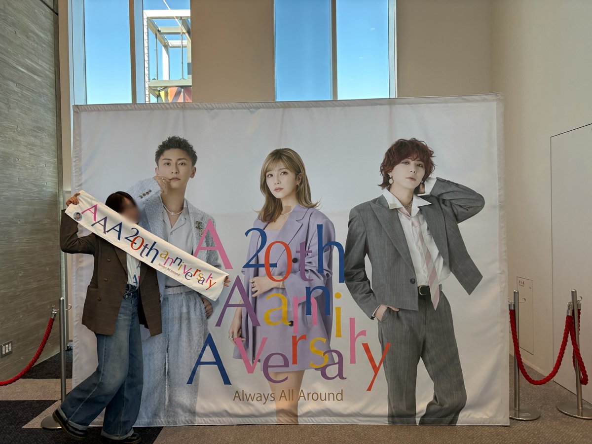 7ll0s2's tweet photo. 近くて近くて、、もう開演前からずっと涙だった。やっぱりAAAがだいすき。とにかくたのしかったー！かっこよかった🙂‍↕️💙

 #AAA20thAnniversary https://t.co/sJbxg9nJMa