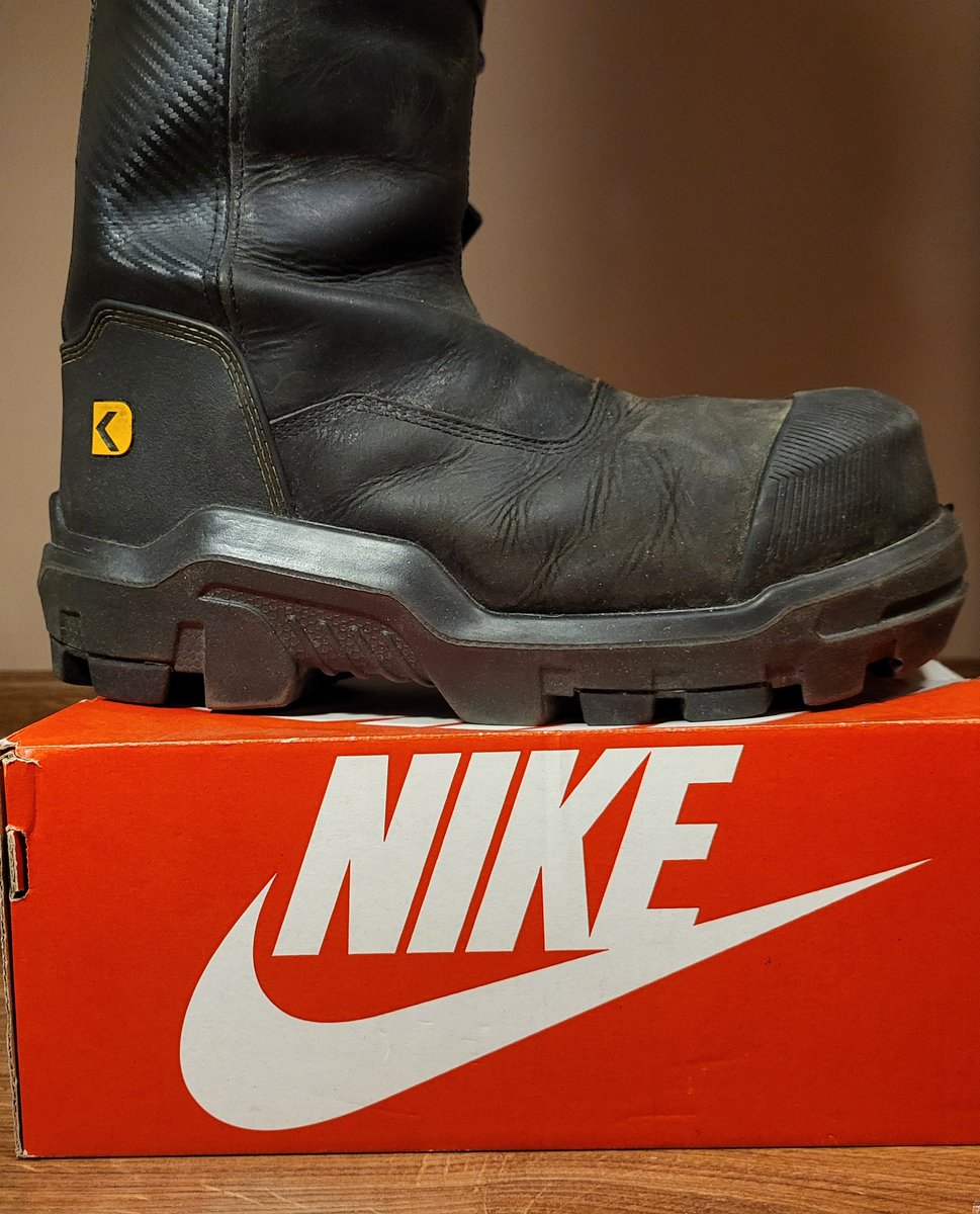 Metal_Crush_'s tweet image. Boots and shoebox. What could go wrong? 

#boots #workboots #footwear #workshoes
