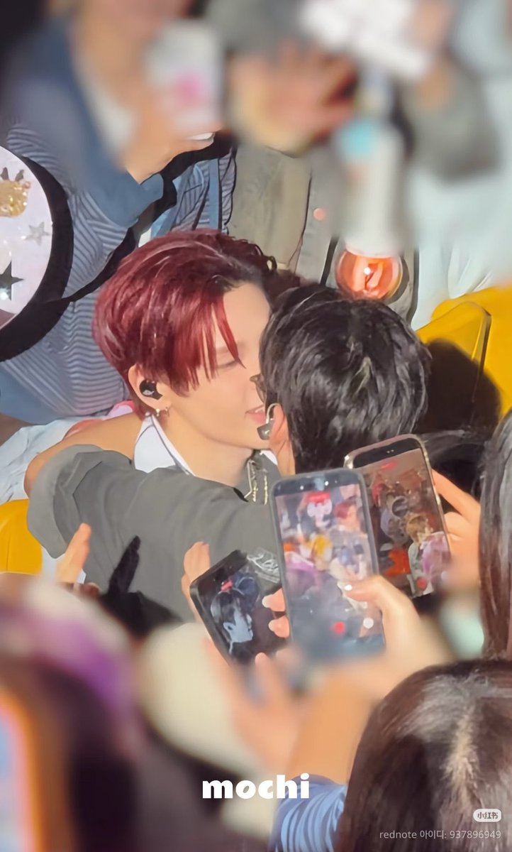 ppooooooom11's tweet photo. 나 근데 ㄹㅇ 이 사진 보고 너무 놀라서 콘서트 중이엇다는 것도 잊고 뭐지? 퇴근길기념날위한퍼포먼슨가? 뭐지? 하면서 뇌정지옴   한 3초정도 ai라고 생각한듯 진짜로.. https://t.co/IVhsM1YgR7