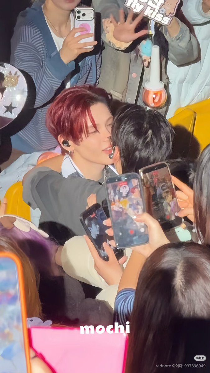 ppooooooom11's tweet photo. 나 근데 ㄹㅇ 이 사진 보고 너무 놀라서 콘서트 중이엇다는 것도 잊고 뭐지? 퇴근길기념날위한퍼포먼슨가? 뭐지? 하면서 뇌정지옴   한 3초정도 ai라고 생각한듯 진짜로.. https://t.co/IVhsM1YgR7