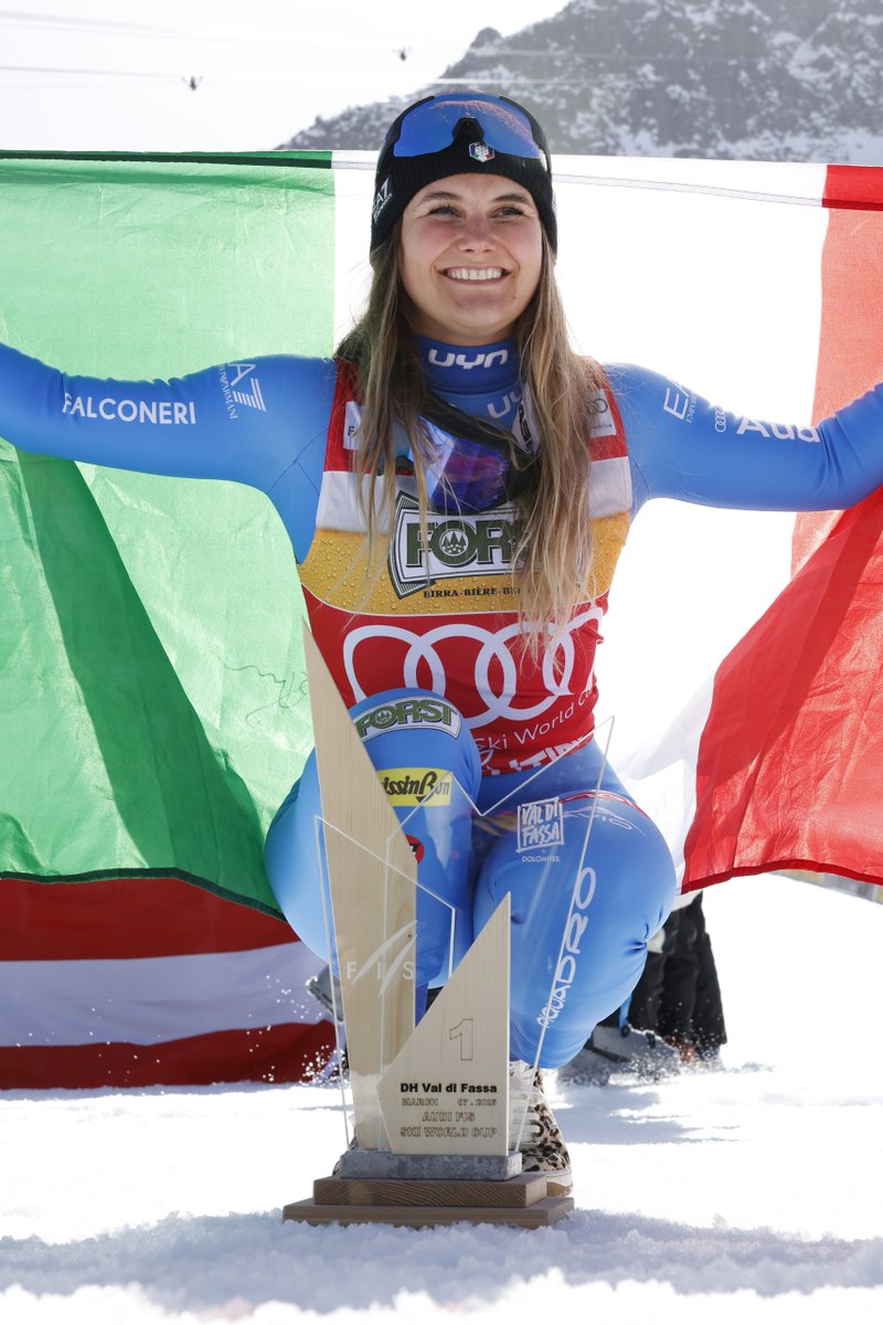 ItaliaTeam_it's tweet photo. LA VAL DI FASSA È NOSTRA 🇮🇹

6 marzo: Pirovano vince la prima discesa.
7 marzo: Pirovano vince la seconda discesa.
8 marzo: Curtoni vince il superG, terza Zenere.

Lolli, Ele, Asja: che weekend di Coppa del Mondo ci avete regalato? 😍

#ItaliaTeam @Fisiofficial https://t.co/jS0yZ5LDKr