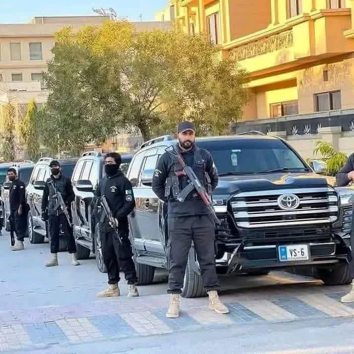 abdullahpak0510's tweet photo. پٹرول بچانے کیلئے 
سکول بند کرنے کی بجائے. سب کا مفت پٹرول بند کرو۔ ایک وزیر کو ادھر ادھر لے جانے کیلئے 40 گاڑیوں کی بجائے ایک ہی گاڑی استعمال کرو۔ فریضہ سمجھ کر یہ مہم چلائی جائے۔ https://t.co/35qi4Se29m