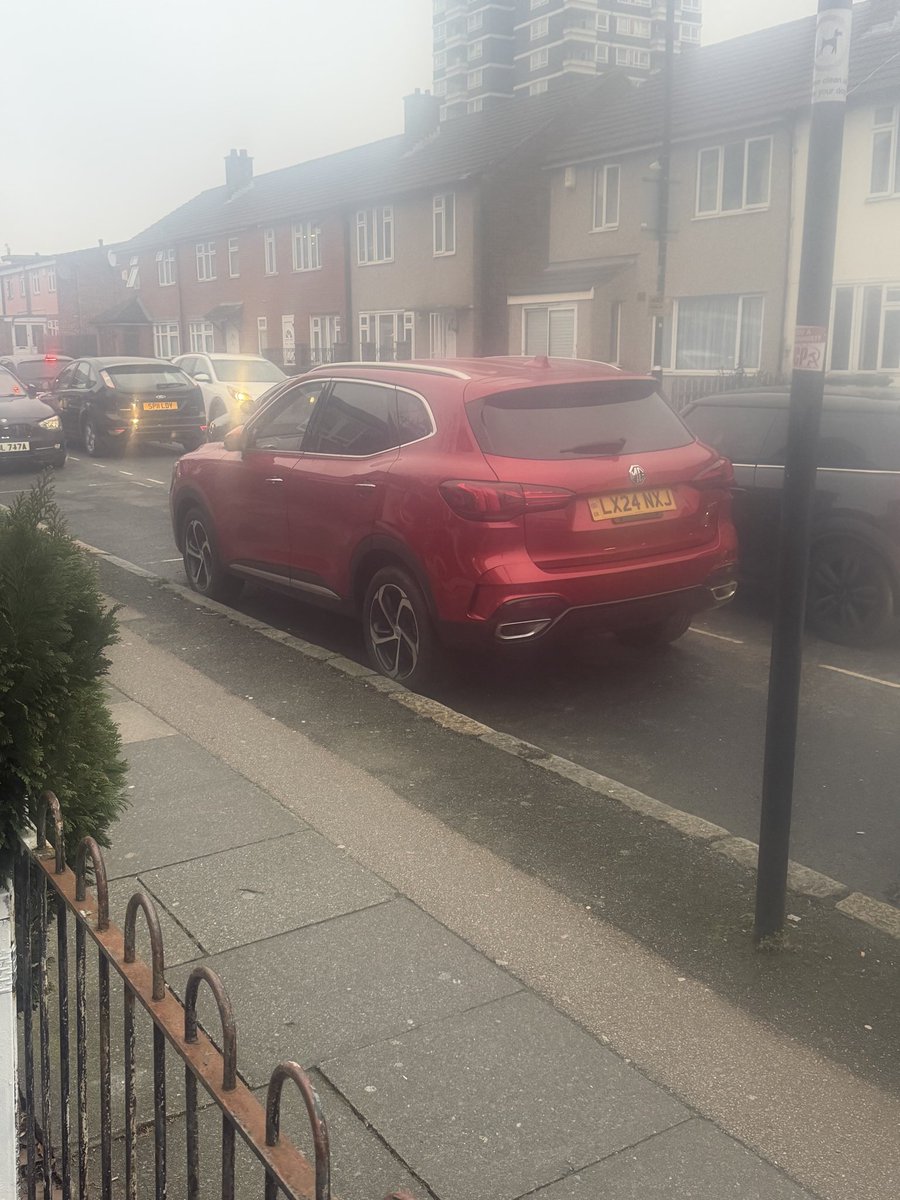 CoolArif79's tweet photo. @NewhamLondon @NewhamCitizens @newham_labour 

Why is this red car who is meant to be parking in the designated disabled bay which is the space infront of the car ?  It’s taking up space for non disabled vehicles. Nobody else can park on the bay . https://t.co/DMTz9ekTr4