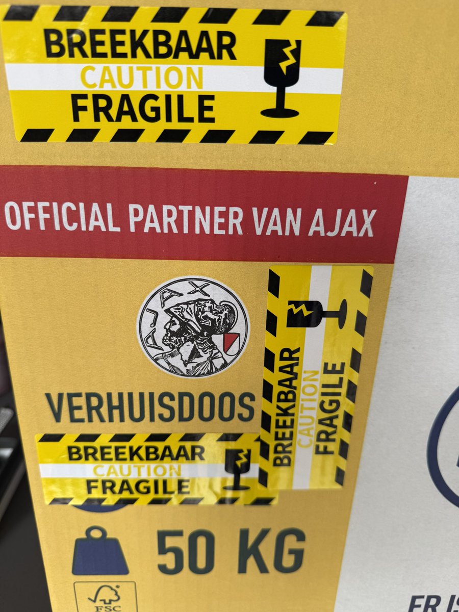 JHSchuil's tweet image. Wat extra stickers op de doos kan geen kwaad #allsafe #Assen #Groaja @AFCAjax @fcgroningen verhuizen is extra leuk zo 😂😂😂