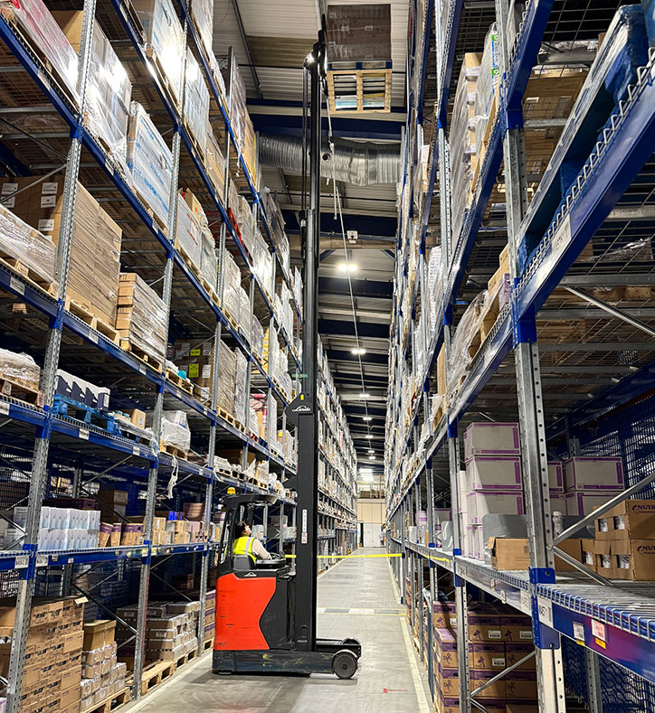CliveFlucker's tweet image. Warehouse managers, this one's for you: VNA truck or reach truck? The choice could redefine your logistics strategy. Get the insights now #warehousing #vnatruck #reachtruck:
bit.ly/40hroyJ