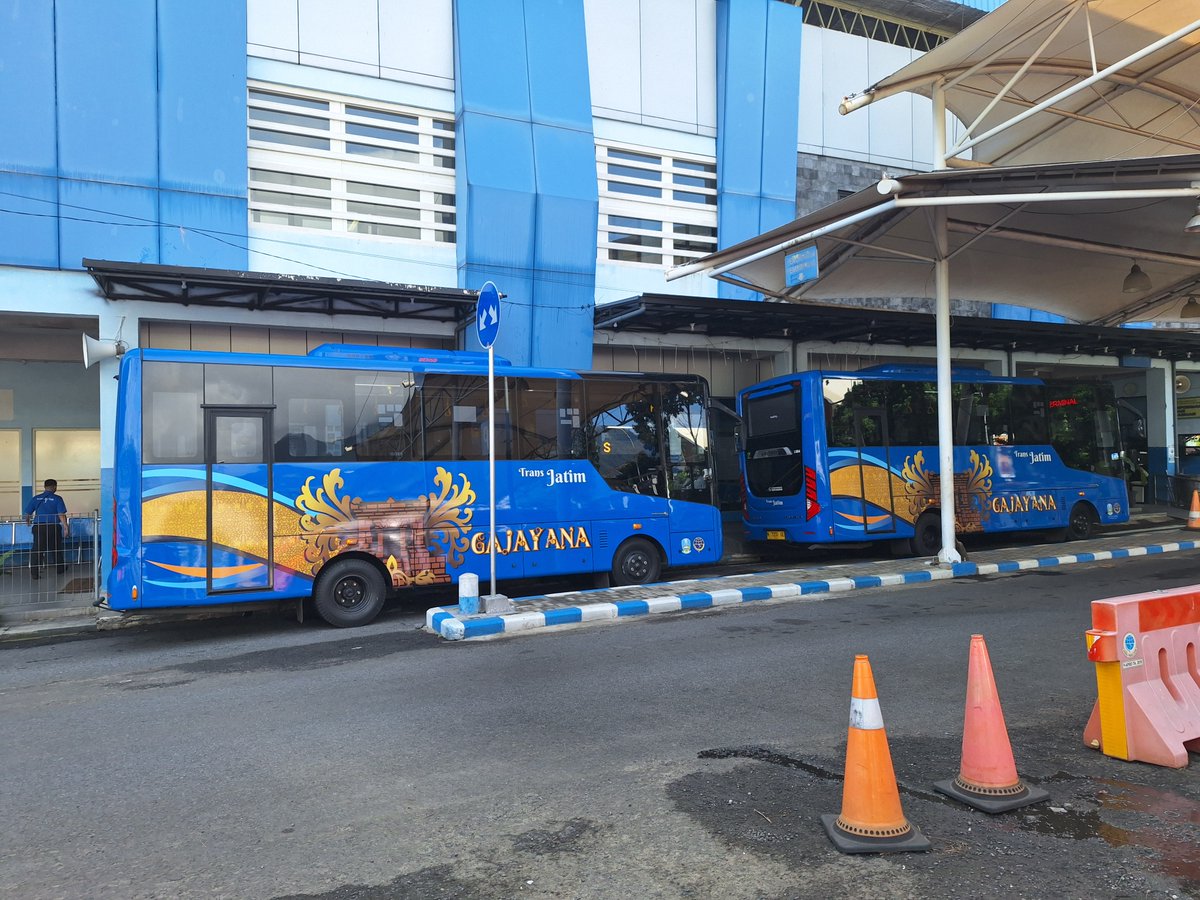 gilangtirta_'s tweet photo. Penantian Panjang Transportasi Publik di Malang Raya: Trans Jatim: Gajayana 💯

Kedatangan Bus Trans Jatim ini jadi angin segar utk perkembangan transportasi publik di Malang Raya jd lebih baik lagi..

Simak review perjalanan singkat Koridor 1 Malang Raya berikut 👌 https://t.co/zUgcA3MgcW
