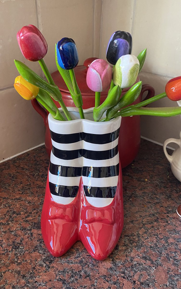 OxfamHexham's tweet photo. “There’s no place like home”
Love my new vase?
#WizardofOz #homeware https://t.co/KAVCpBQXZ8