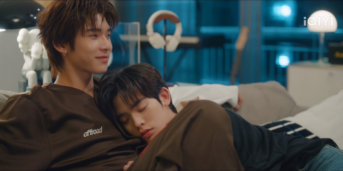 ขอชมอันนี้หน่อยได้ไหม คืออออ โคตรจะ not the best but still good สุด ๆ 

ชอบการดีไซน์ฉากนี้มาก บรรยากาศดูแบบบ้านที่อบอุ่นจริง ๆ ดูเป็นปกติแบบที่ใช้ชีวิตด้วยกัน นั่งบนโซฟาตัวเดียวกัน นั่งพูดคุยเรื่องชีวิตประจำวัน รีเฟลกซ์กันและกัน และที่สำคัญ ฉากนี้ไม่มีซาวน์แบคกราวน์เลย แบบเลยยยย