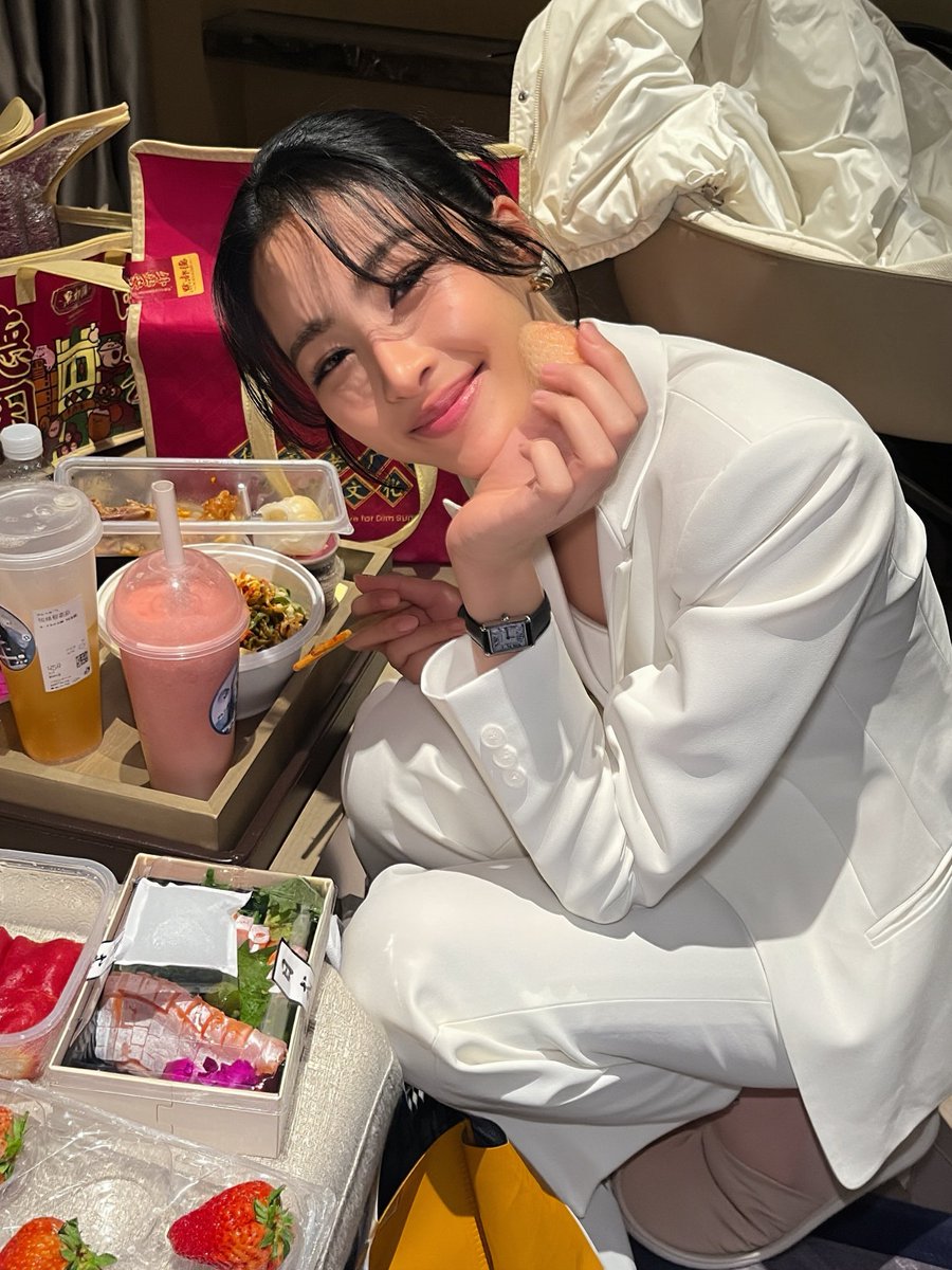 Dinner time 😋

SILCOT X LINGLING KWONG
#SpringLingSilcotShanghaiMeet
#หลิงหลิงคอง #LinglingKwong