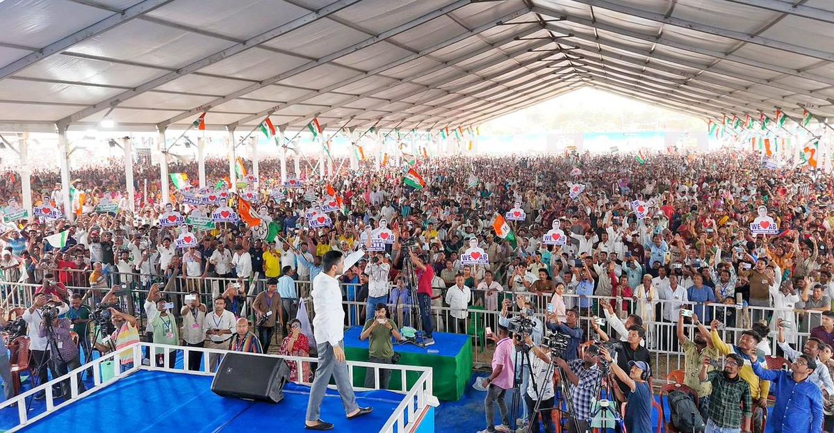 ABDigitalJoddha's tweet image. বাংলা-বিরোধীদের সভা আজ জনশূন্য, অথচ গোপীনাথপুরে জননেতা অভিষেক বন্দ্যোপাধ্যায়ের আহ্বানে জনজোয়ার। প্রমাণ হলো, যতই করো হামলা, আবার জিতবে বাংলা!

#AbhishekBanerjee #AbarJitbeBangla #PeoplePower #bycottBJP #AmiBanglarDigitalJoddha