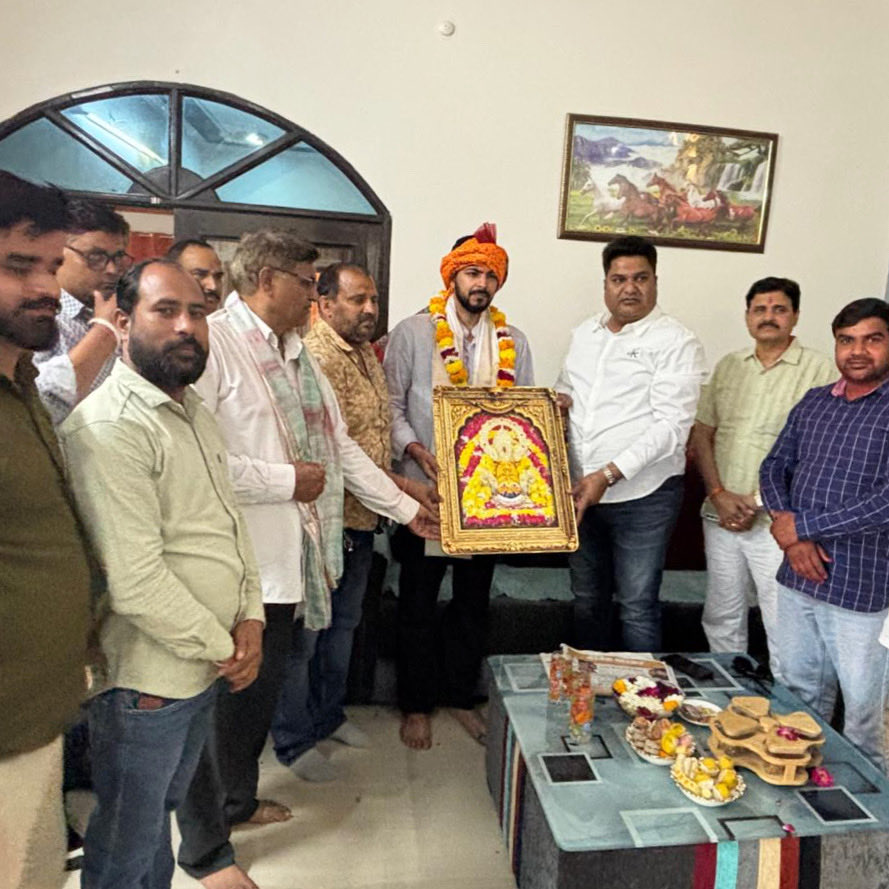 कुम्हेर तहसील के ग्राम सूरौता निवासी श्री चेतराम फौजदार जी के सुपुत्र मुदीत फौजदार को UPSC परीक्षा में 353वीं रैंक प्राप्त करने पर बधाई दीं।

मुदीत की यह उपलब्धि न केवल उनके परिवार बल्कि पूरे डीग-कुम्हेर विधानसभा क्षेत्र के लिए गर्व का विषय है।

#UPSC  #बढ़ता_डीग_कुम्हेर
