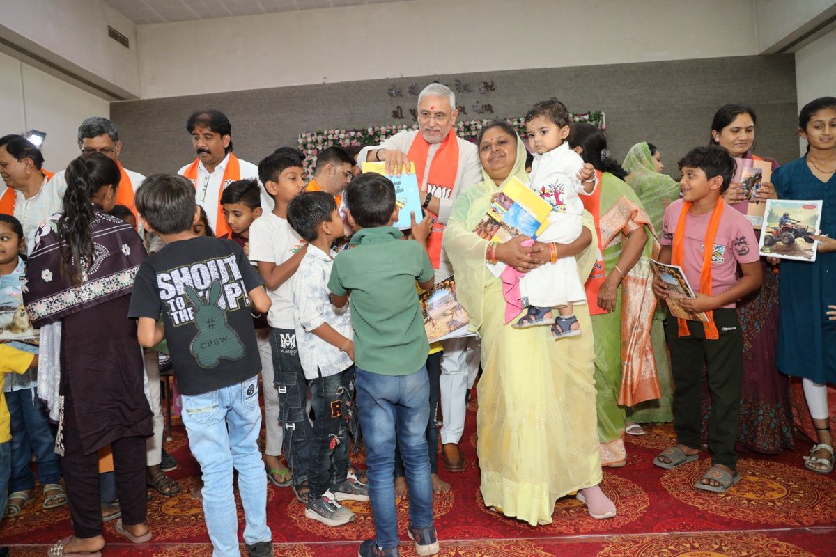 આંતરરાષ્ટ્રીય મહિલા દિવસ નિમિત્તે પ્રદેશ મહિલા મોરચા દ્વારા ડાકોર ખાતે આયોજિત મહિલા સંમેલનમાં પ્રદેશ અધ્યક્ષ શ્રી <a href="/iJagdishBJP/">Jagdish Vishwakarma</a> એ વિવિધ ક્ષેત્રોમાં સિદ્ધિ પ્રાપ્ત કરનાર મહિલાઓનું સન્માન કર્યું અને નારીશક્તિના આશીર્વાદ મેળવ્યા. 

આ પ્રદેશ મહામંત્રી શ્રી <a href="/AjayMember/">Ajay Brahmbhatt ( 🆎 )</a> , શ્રી