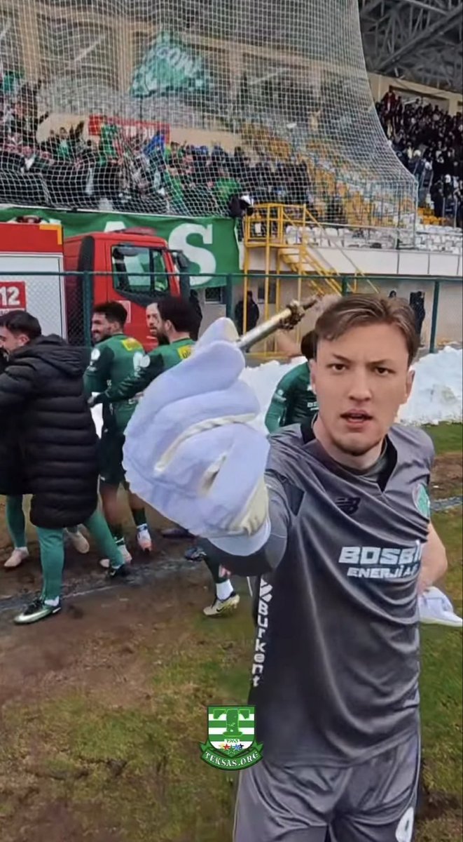BursasporEU's tweet photo. Bugün oynanan Bursaspor – Muşspor karşılaşmasında sahaya ve tribünlere atılan taşlar, koltuk parçaları ve demirler futbol değil, açıkça futbol terörüdür.

Futbolcularımıza ve taraftarımıza yönelik bu saldırılar; yabancı madde atarak insanların canını tehlikeye atanların taraftar değil, futbolu kirleten provokatörler olduğunu bir kez daha göstermiştir.

Sahaya atılan her taş, atılan her demir parçası insanların hayatını hiçe saymaktır. Bu zihniyet ne sporu bilir ne de taraftarlığı.

Hiç kimse futbol sahalarını savaş alanına çeviremez. Tribün kültürünü kirleten, sporu şiddetle anılacak hale getiren bu anlayışı kesin bir dille reddediyoruz.

@TFF_Org