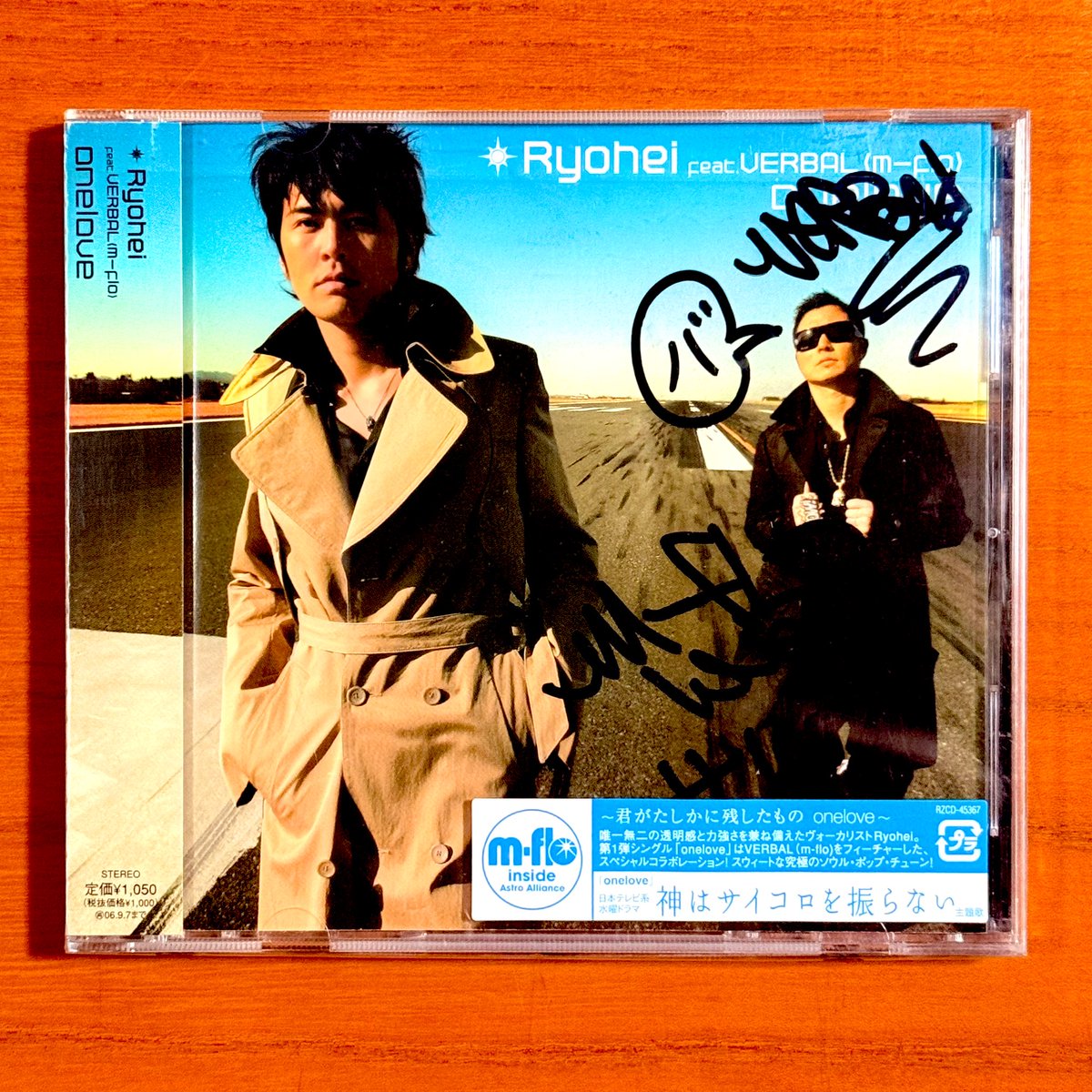 astromaniax26's tweet image. 本日で発売から20年！！！

2006年3月8日 発売

【onelove/
Ryohei feat.VERBAL(m-flo) 】

告知ポスターとCD（サイン入り）

オリコン最高47位

山本領平からRyoheiに改名後
第一弾シングル

ドラマ
『神はサイコロを振らない』主題歌

#山本領平
#onelove
#5thシングル
#VERBAL
#avex
#ポスターとCD