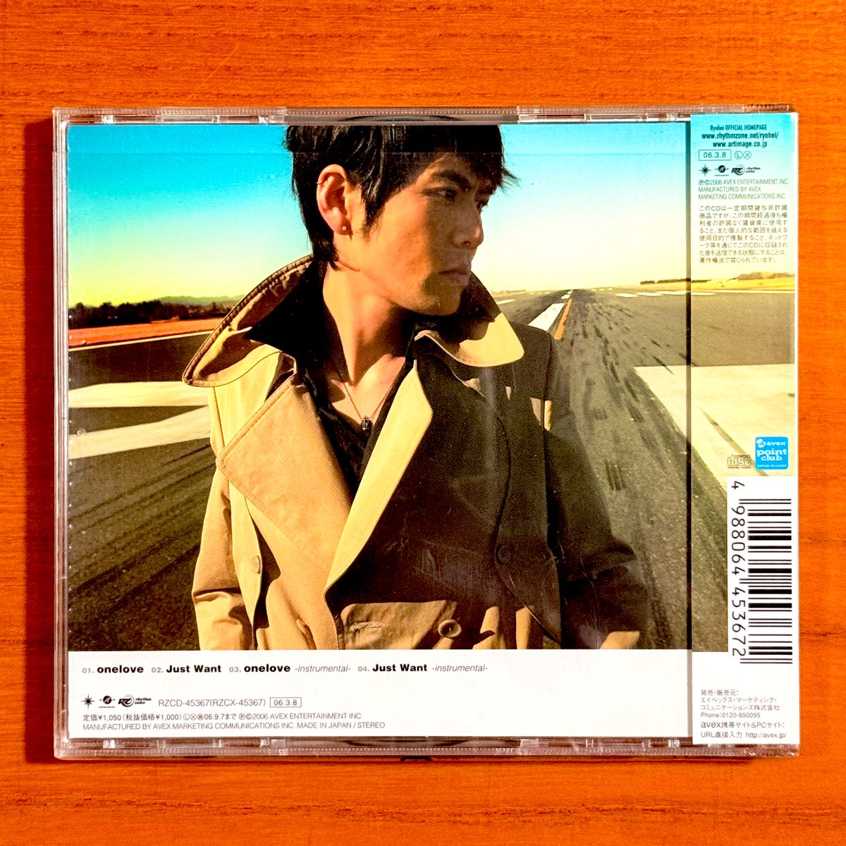 astromaniax26's tweet image. 本日で発売から20年！！！

2006年3月8日 発売

【onelove/
Ryohei feat.VERBAL(m-flo) 】

告知ポスターとCD（サイン入り）

オリコン最高47位

山本領平からRyoheiに改名後
第一弾シングル

ドラマ
『神はサイコロを振らない』主題歌

#山本領平
#onelove
#5thシングル
#VERBAL
#avex
#ポスターとCD