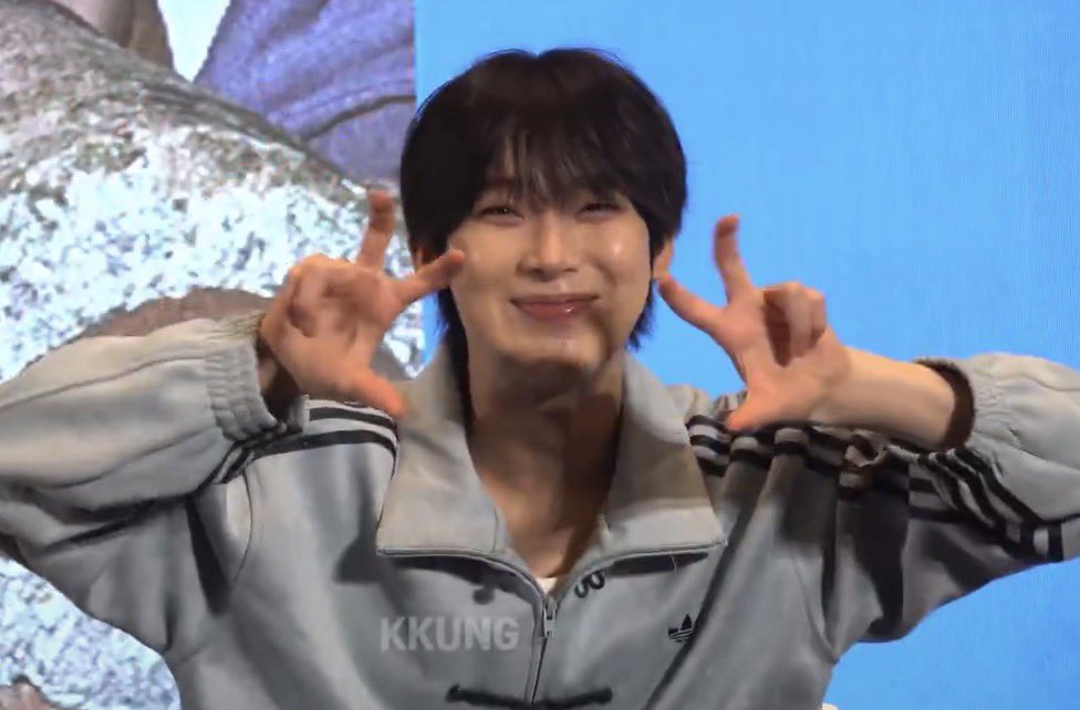 선우님 포징💪하시다가
갑자기 공룡이 되심🦖