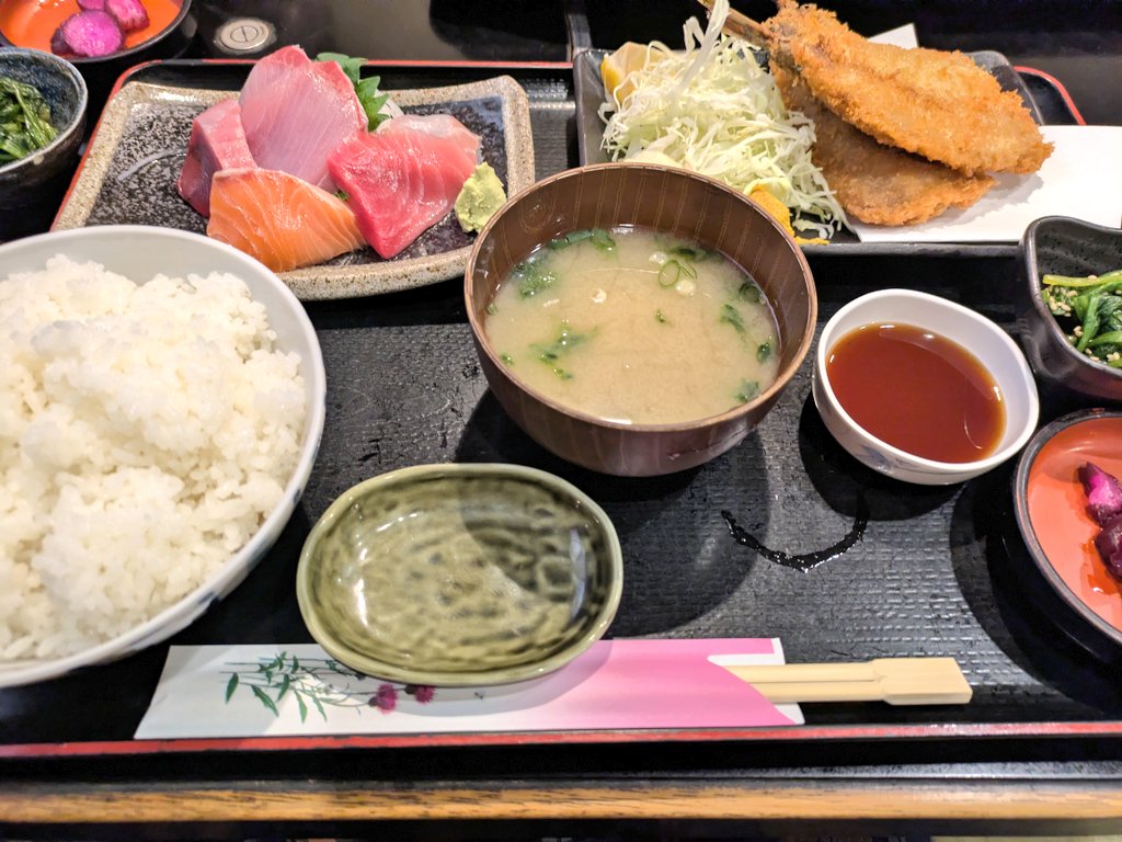 55mocopy03's tweet photo. 本日はイワシフライと刺身盛りの二種セレクトにしました。1700円也。ん？値上げしたかな？？

今日は近くの「サリーとペレ」のスコーンも購入し、ティタイムにいただきました☕

 #藤沢
#マンボウ丸 https://t.co/Xjpm69lDny