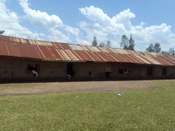 AokoOtieno_'s tweet photo. I was DMd this school, Kibigori in Muhoroni ikiwa frame one. 

It was a death trap!

Nikavuruga MP,  K'oyoo, fat fool.

Nduru zangu Safaricom Foundation wakaona

Power of Social Media. Result iko frame 2 and 3 

Ikona hadi kitchen na computers sasa

Msichoke. Someone listens! https://t.co/BzoDw8floC
