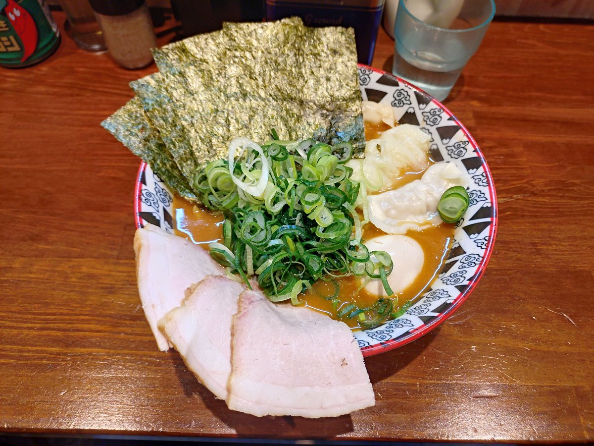 theearth6's tweet photo. 本日二杯目
いんなみ家
DXラーメン　味噌
気になっていたので本日二度目の訪問
これも美味しい
今日は幸せな気持ちで眠れそうです https://t.co/hMkJeZhKjd