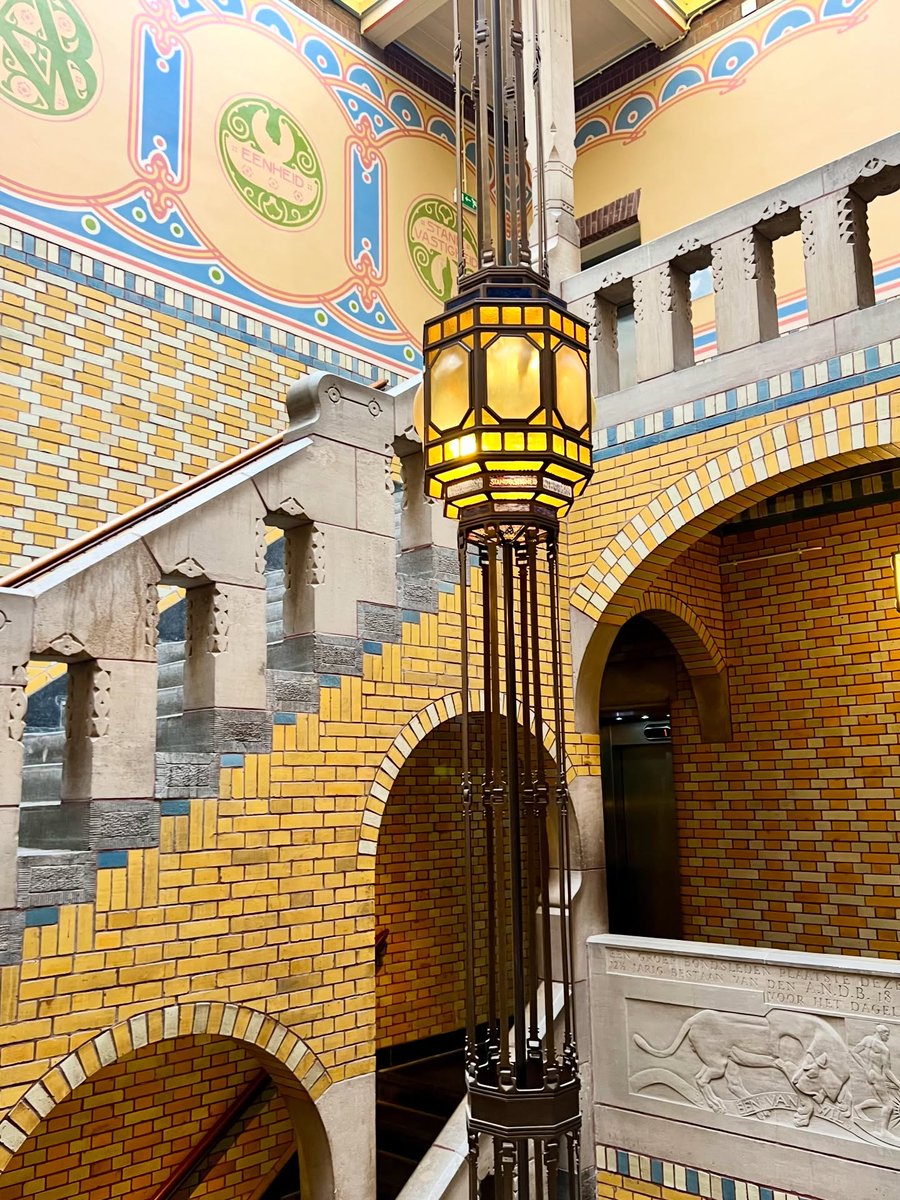 RembrandtsRoom's tweet photo. Weer zo'n fijn Gesammtkunstwerk, de 'Burcht van Berlage', het oudste vakbondsgebouw van Nederland. Ontworpen door Hendrik Petrus Berlage in opdracht van de Algemene Nederlandse Diamantbewerkersbond (ANDB) in 1899-1900. https://t.co/lQyunrOsAh