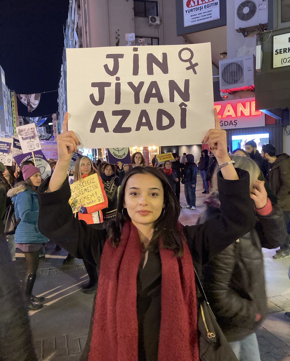 Ben senin o feminist maskenin altındaki kokunu alırım.