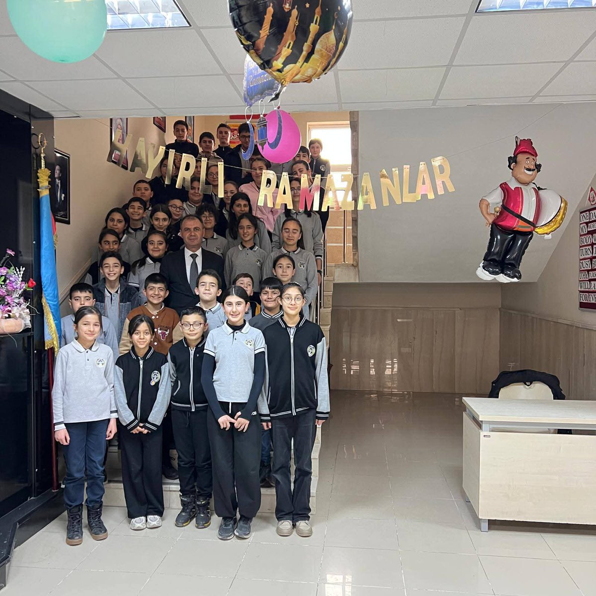 kangalmem58's tweet photo. İlçe Milli Eğitim Müdürümüz @AlkanMustafa58, Cumhuriyet Ortaokulunu ziyaret ederek öğrenci ve öğretmenlerle bir araya geldi.
Ramazan Ayı etkinlikleri kapsamında oluşturulan etkinlik alanlarını gezen Alkan, öğrencilerle Ramazan hatırası fotoğrafı çektirdi.
#MaarifinKalbindeRamazan https://t.co/JaLPSM7nju