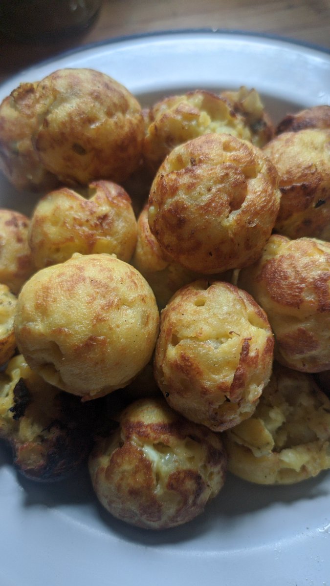 mamenflow's tweet photo. Mi hijo trajo de Japón una sartén para hacer Takoyakis y yo he hecho bolitas de tortilla de tortilla de patata, que ahora pienso hacer en salsa...
#Inventando... https://t.co/9mts8plJTH