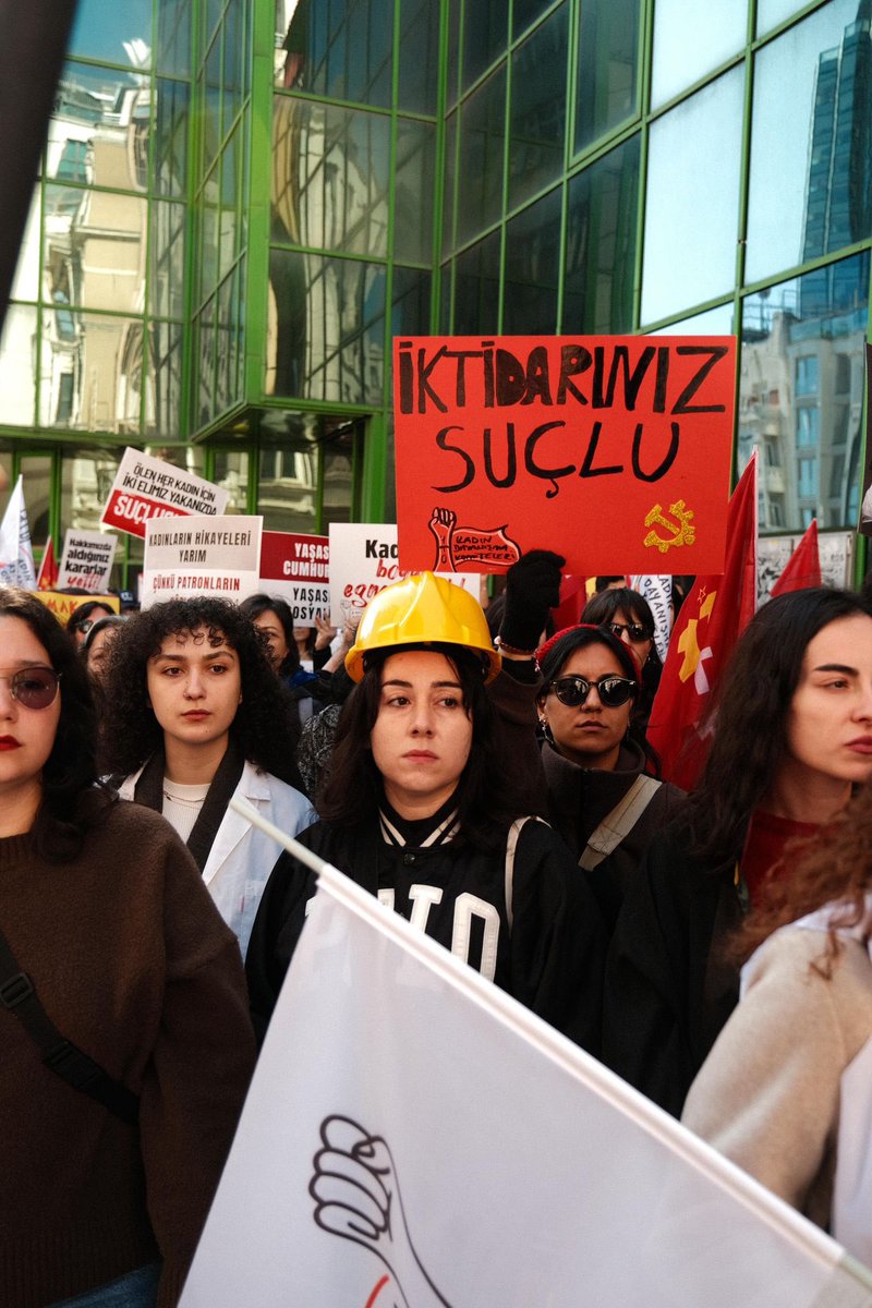 kadindayanismak's tweet photo. 📣Biliyoruz: Kadınlar öldükçe patronların kârları büyüyor!

Bu kirli düzeni, karanlık, savaş, sömürü, şiddet, eşitsizlik getiren bu düzeni birlikte
değiştireceğiz.

#siztekbizhepimiz #8Mart https://t.co/iF7o03lW11