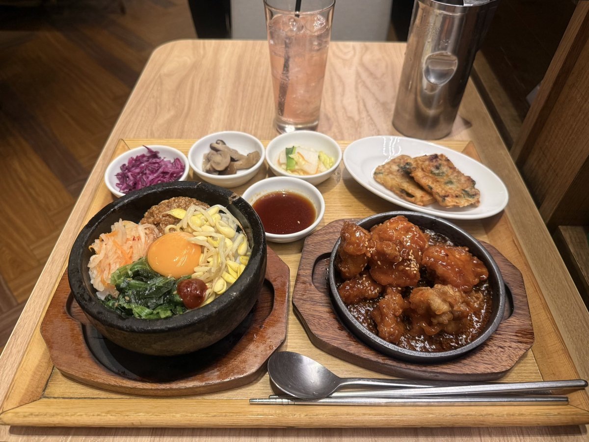 usausapinger's tweet photo. ハーフ＆ハーフ
両方食べれるって幸せ！
ヤンニョムチキンめちゃめちゃ美味しかった！！✨
#韓国料理 #VEGEGO #美味しいごはん 
#ららぽーと平塚 https://t.co/nPfUC2c2c1