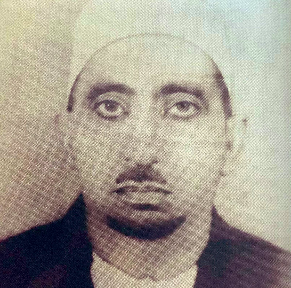 AlsiyabiHamood's tweet photo. الفتاة التي التقتْ بالسلطان
——————————
حمود بن سالم السيابي——————————
كثيرة هي الصور التي تطل علينا في صمت وعيونها تغرورق بالحكايات.
وقليلة تلك التي تبارح عِلَّاقاتها وبراويزها وصداقاتها للطلاء الشاحب للجدران وتنزل لتسرد تلمُّظها لنكهة "الجيهو" في ليالي الطفولة ، ولبرودة ألواح "البَرْف" على "جلاصات شَرْبَتْ الحار حامض" في مدخل سوق الباب الصغير.
ومن بين هذه الصور التي قررت الانفصال عن تشققات الجدران ، صورة نعيمة بنت عبدالله إبراهيم الطفلة والطالبة والمعلمة ووكيلة المدرسة والشاهدة على زمن الطيبين.
وعلى فنجان القهوة المهيّلة بنكهة الصباحات المسقطية تخرج الطفلة نعيمة من صورتها لتدلق صمتها في أذني ابنتها هيام بنت يونس منذ أول موجة ركبتها من فرضة مسقط باتجاه قطر وحتى الجلوس على شرفات بيت العائلة بعد أن أتمَّت الرسالة وخرجت للتقاعد لتتأمل خط العمر ورفقاء الظل والزمن الذي كان.
كانت ألوان المشيمة المسقطية رمادية باستثناء "بنديرة" سلطنة مسقط وعمان الحاضرة بلونها الأحمر وبعنفوانها الطاغي على سواري العاصمة.
ولم تكن نعيمة مهتمة بفلسفات ألوان البنديرة فكانت في طور بدايات تحسُّس تفاصيل السكيك المالحة لميابين ورائحة "المقيظة" في صيف نخل.
وكانت الطفلة نعيمة ترتجف يوم وقفتْ على رصيف السفر الذي ينتزعها من المشيمة الأولى رغم أن الفصل كان صيفا والرياح كسولة.
لعله الخوف يُجَدْولُ الفصول فيقحم الشتاء في لفحة الصيف.
أو لتكثُّف المشاعر بين فرح "الشومة" للشطآن البعيدة لأجل دمية تغمض وتفتح عينيها.
 ركبت نعيمة ومن معها البحر لتخرج من ثبات أرض مسقط إلى تأرجح أضلع سفينة هرمة ما تزال نزعة البقاء تغريها للإبحار.
وبينما كانت السفينة تجر شيخوختها وتبتعد ، كانت مسقط تغطس تحت جبل من الماء ومعها سواري البنادير الحمراء.
وبعد إبحار طويل ألقتْ السفينة مرساتها على قيعان مرجان الدوحة لتنزل نعيمة المتشبثة بدشداشة أبيها.
ولم تكن الدوحة يومها تختلف كثيرا عن مسقط إلا في الحارت المضاءة بالكهرباء ، ولوجود مدارس للبنات تستفتح أجراس الصباحات برنين الخلاخيل.
وكانت الحارة القطرية بألوان مسقط لكثرة العمانيين هناك بجوازاتهم المتعددة وحكايا الترحال والتباسات العودة.
إلتحق والد نعيمة بوظيفة تدر دخلا بالكاد يغطي المتطلبات.
وذاب العمر هناك إلى أن مرض الأب فكان عليه أن يبيع ساعته ليشتري "بُخْنقا" قطريا لنعيمة تبدأ به العام الدراسي الجديد.
وبعد رقدة على سرير الوجع فاضت روحه لينزرع هناك تحت شريشة خضراء فتنتقل نعيمة والعائلة إلى المنطقة الشرقية بالسعودية لعام واحد ، تعود بعدها نعيمة اليافعة إلى أرض الوطن ومعها شهادة الثاني الإعدادي من مدرسة خديجة بنت خويلد.
كانت مسقط ما تزال ببنديرتها الحمراء وببواباتها التي يغلقها العتيم.
ولم تتغير ميابين كثيرا سوى الزيادة في عدد السيارات وهوائيات الراديو.
لقد كسرت نعيمة رتابة العودة بفتح حلقة لتعليم القرآن.
وفي يوم استثنائي كان الراديو يتحدث عن كتابة زمن عماني جديد.
لقد أصبح لسلطنة مسقط وعمان سلطانها الجديد قابوس الذي خلف والده على العرش فتغير التاريخ.
وبعد أسبوع كان السلطان الشاب في مسقط.
وكانت المواطنة نعيمة تبحث في مندوسها عن شهادتها الغالية التي صاغتها الغربة وسهر الأب.
وهاهي تحقق بالشهادة الدراسية حلمها لتكون معلمة لمادة التربية الإسلامية بمدرسة الزهراء وبراتب خمسة وأربعين ريالا .
وإنها في الصف مع تلميذات أكبر منها في العمر ، فالفارق أن شهادتها أهّلتها لتكتب تاريخ اليوم على السبورة وتبدأ الحصة وسط حب التلميذات.
وفي ختام أول شهر تسلمت راتبها الأول فتمنت لو كان بمقدورها أن تشتري به ساعة تحيط بها رسغ أبيها ، إلا أن الوقت تسحَّبَ من الساعات.
وفي يوم استثنائي تنفتح بوابات الزهراء ليدخل رائد التعليم قابوس بن سعيد في أول زيارة للمدرسة لتلتقي نعيمة بأبيها من جديد.
وتستمع لتوجيه أبويٍّ عن التعليم كمصباح يحل محل مصابيح المشي في ليالي مسقط القديمة.
وقد أهداها سيد عمان في زيارته الأولى للمدرسة خمسمائة ريال ، وكان الرقم كبيرا يومها لأنه يصل لأكثر من عشرة رواتب.
وفي فجر لا لون له.
وفي لحظة تسكُّبٍ فيها مطرٌ يعافه العشب ولا يثير الفرح كان المذيع يتحشرج بخبر رحيل السلطان الذي جاء يوما كالحلم.
وزار الزهراء كالحلم.
وأعطى الأستاذة نعيمة خمسمائة ريال كالحلم.
وإلى هنا أنهتْ هيام بنت يونس ما استطاعت اقتناصه من بوح منذ ركوب أمها البحر إلى سفر العودة.
وبه أُنهي تطوافي فيما قالته صورة البنت المعلمة الواقفة خلف السلطان 
بعد أن غادرت الصورة علّاقتها.
ولربما لو كتبت الأستاذة نعيمة بنت ابراهيم عبدالله القصة بخط يدها على دفتر التحضير لأسْهبَتْ في الشرح.
لكنها اختارتْ أن تُصَحّحَ واجبا مدرسيا كتبَتْه ابنتها هيام.
لتمنحها العلامة الكاملة.
وألف نجمة.
——————-
مسقط في ٧ مارس ٢٠٢٢م.