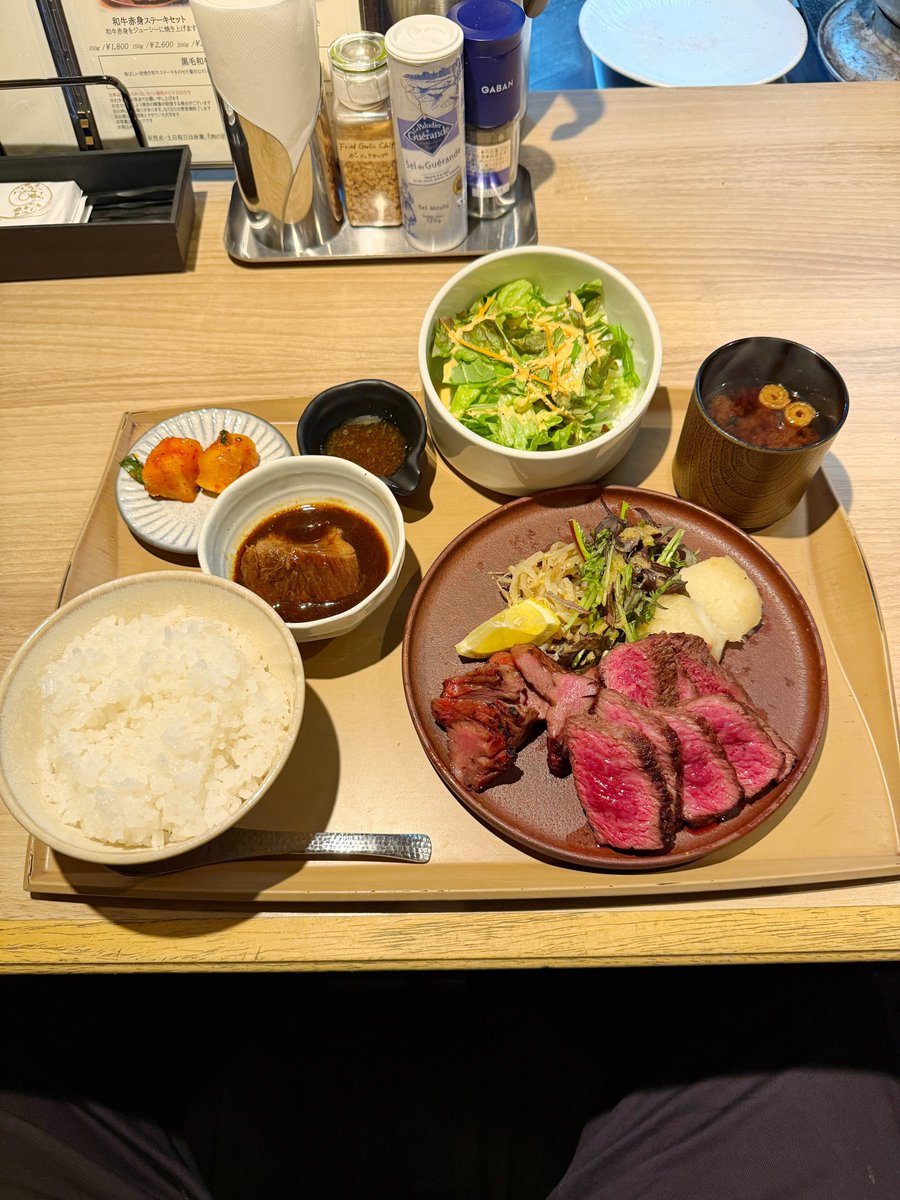 komashi's tweet photo. 大宮で夜は予算13,000円越え…焼肉百名店に選出された「炭火焼肉 肉の匠 ひうち」の昼業態「炭焼きステーキHIUCHI」なら約2000円からランチが楽しめる

スペシャルランチは和牛赤身と牛タン炭火焼の贅沢な組み合わせ。白米旨いと思ったら京都八代目 儀兵衛。タンシチュー付とか最高かよ #PR https://t.co/XaJwGH3fnr