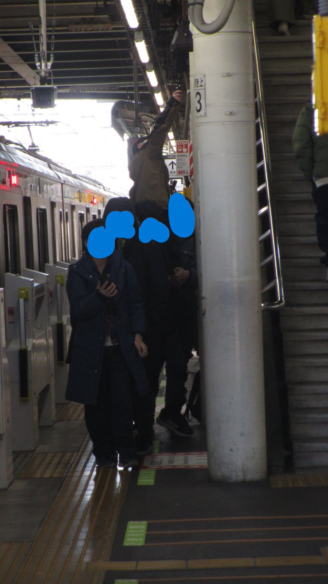 淵野辺にて。
かたぐるまをして収録しているバカ発見。
ガチでホームに落ちたらどうするの?
本当に危ないよ。マジで。ﾀﾋぬぞお前ら。
駅のホームでこんなことして迷惑だと思わないのか?