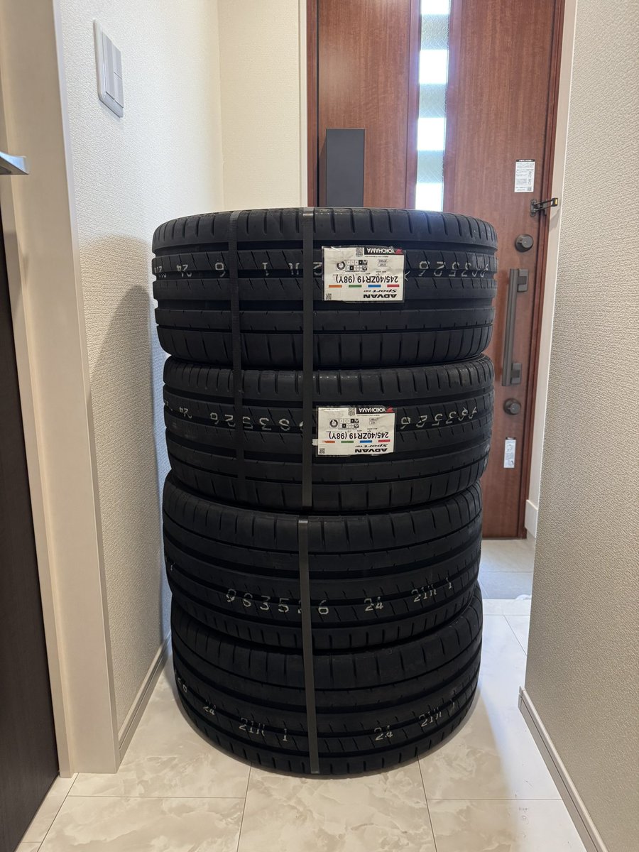 散々悩んだ結果、今回はヨコハマタイヤ ADVAN Sport V107！
