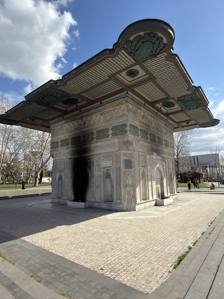 camiistan's tweet photo. Tophane Çeşmesi’ni yakan kişi aklî dengesi yerinde olmayan bir meczup. Geçtiğimiz günlerde Kılıç Ali Paşa Camii’ndeki görevli arkadaşlarımıza da sorun çıkartmış. 

Camideki kütüphaneleri 3 gün boyunca gelip dağıtmış. Tımarhaneye kapatılması gerekiyor. https://t.co/2PkScFgRuV