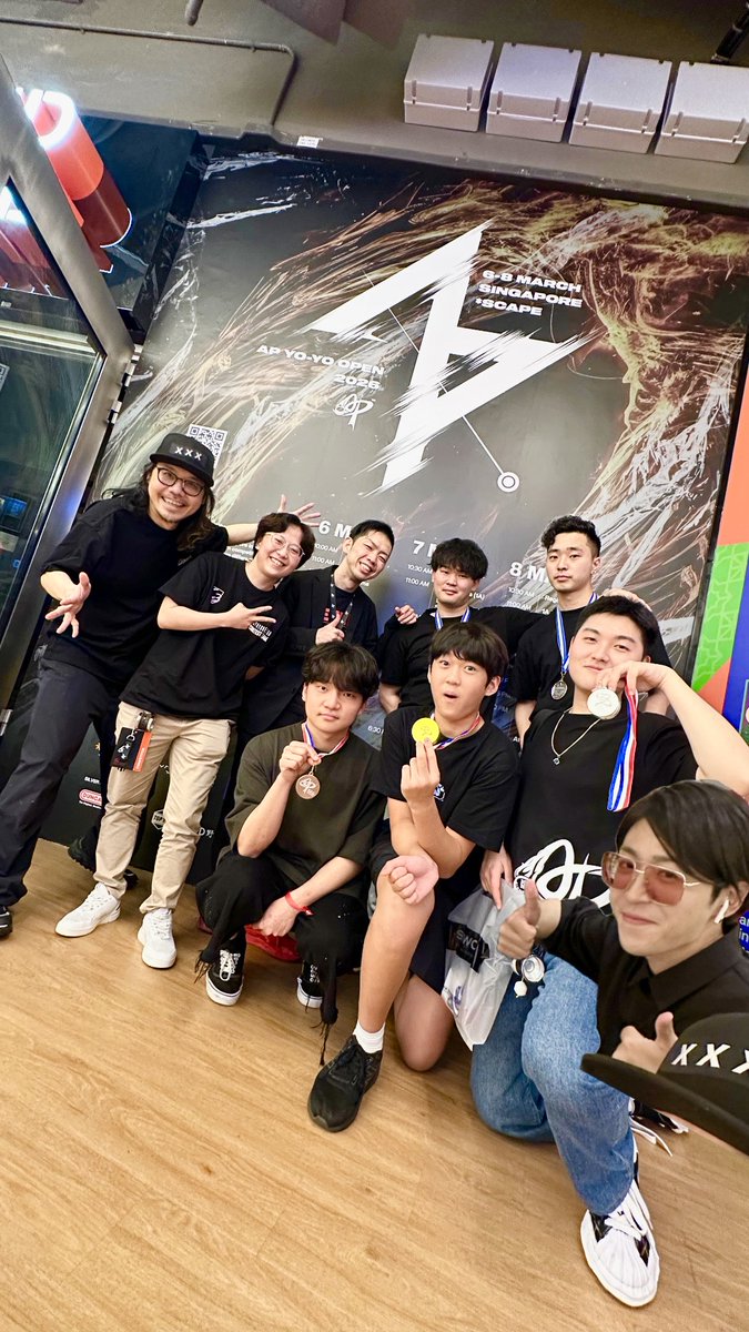 C3yoyodesign's tweet image. Team C3 family at AP 2026! 💜✨

🏆 Geon Hee Lee | Urder14 Champion
🥈 Jihoo Lee | 5A 2nd
🥉 Oh Ji Ho | 3A 3rd 

The whole team shine and enjoy the stage together! It’s all about the love for yoyo!! And big thank you to @asiapacyoyo make it happen!!🫶💜

#c3yoyodesign #yoyo #搖搖