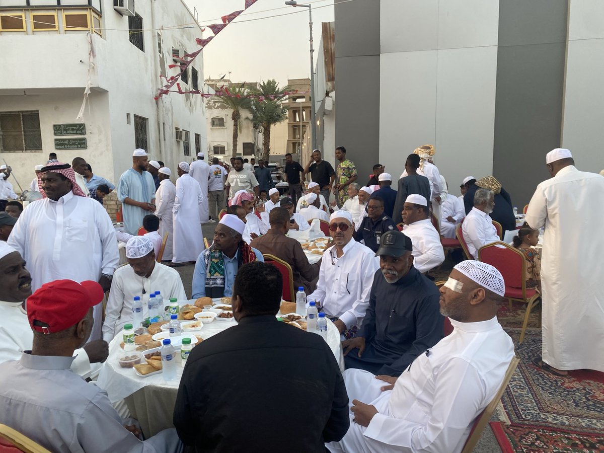 omarbaoom's tweet photo. الفطور السنوي لحارة الينبعاوية بحي الرويس، مسقط رأسي، لقد تجلّت معاني المحبة والأخوة في أبهى صورها بهذا التجمع. 
نسأل الله أن يديم علينا هذه العادة الطيبة التي توطّد أواصر المودة وتجمعنا على الخير دائمًا https://t.co/q2JyLhqE3b