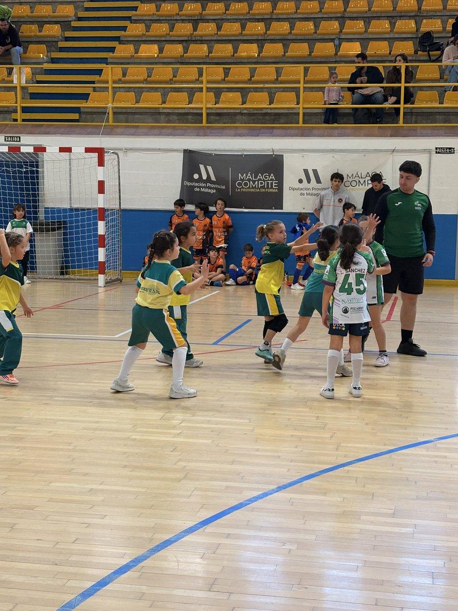 Continuamos en <a href="/fuengirola/">Ayto. Fuengirola</a> con la Liga de Promoción de Balonmano <a href="/DeportesDipMlg/">Diputación de Málaga es Deporte</a> 
Una mañana de que se está pasando volando con muchísimos partidos y aficionados en las gradas. 🤾🏻‍♂️🫶🏻