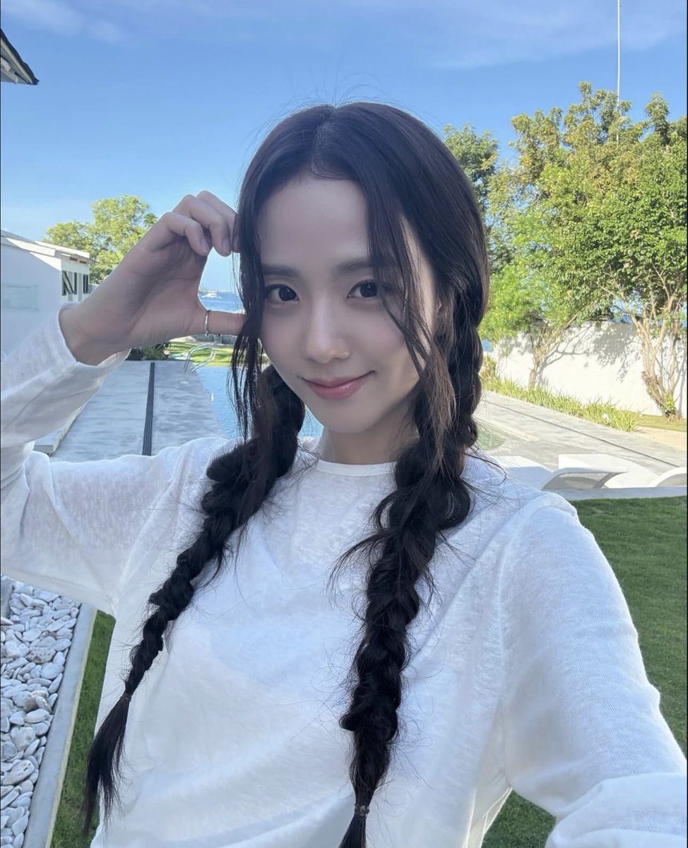 jnksxst's tweet photo. The way Jisoo is doing a better job promoting Philippine tourism than the actual DOT Secretary https://t.co/aMEe6wlfkF