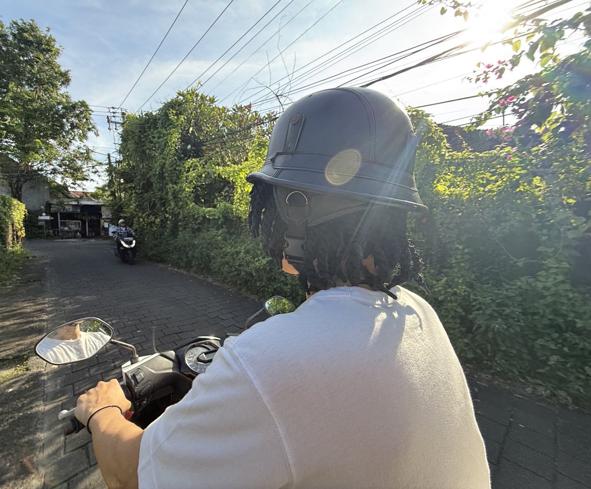 052intheday__'s tweet photo. レンタルショップフルフェイスしかなくて髪のせいで全部入らず軍曹ヘルメット渡された（入ってない） https://t.co/Pi42VkFlVA