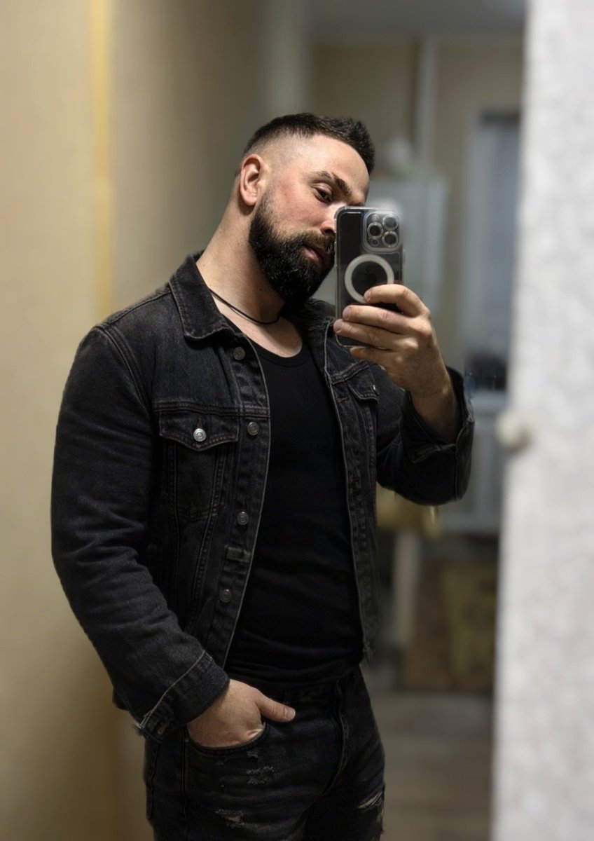 Better1983453's tweet photo. Just trying this black outfit today.
Be honest… does it look good on me?
#mensfashion #blackstyle #denimlook #mirrorphoto #beardstyle #menstyle #fashionlook #blackoutfit #stylemen https://t.co/ulkDBPCbn3
