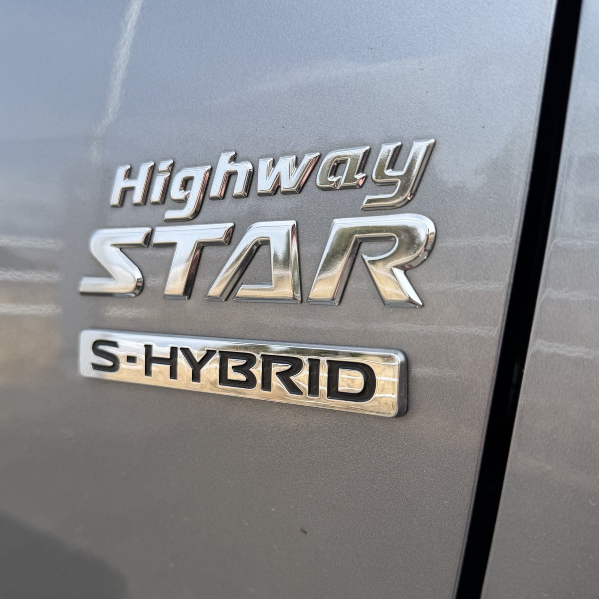 後期になってドアのS-HYBRIDのエンブレム廃止になったんだね