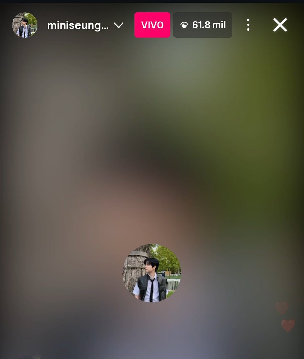 lebangter's tweet photo. pensar que cuando hizo un live así en marzo el año pasado fue para preguntarnos como estaba el clima en latam porque estaba haciendo su maleta 😭😭😭 https://t.co/MWN1ILtG5X
