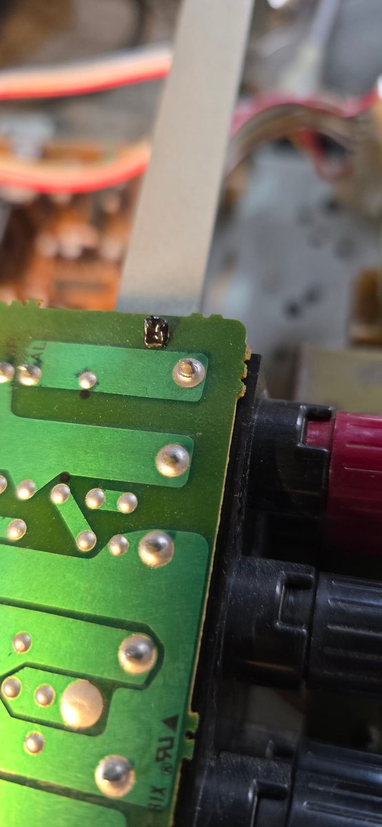 CommodoreLad's tweet photo. Ladies and Gentlemen. I present a perfect example of a "Dry Joint", courtesy of a 90s Sony Amplifier. Other dry joint manufacturers are available.... ๐๐๐
#keepitcommodore (Except when its a Sony). https://t.co/hcn87S44WO