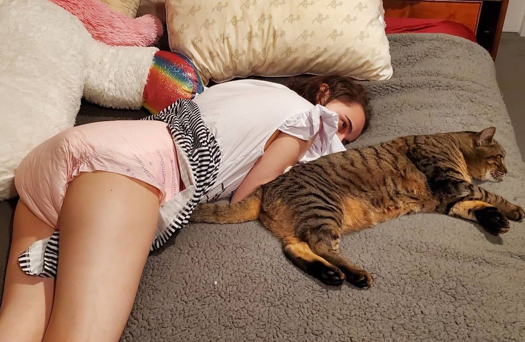 KseniaVictoro's tweet photo. Slowly crawling around today. An achievement — I managed to climb onto the bed by myself. I can’t strain my back too much. https://t.co/T6ylZ0APWp