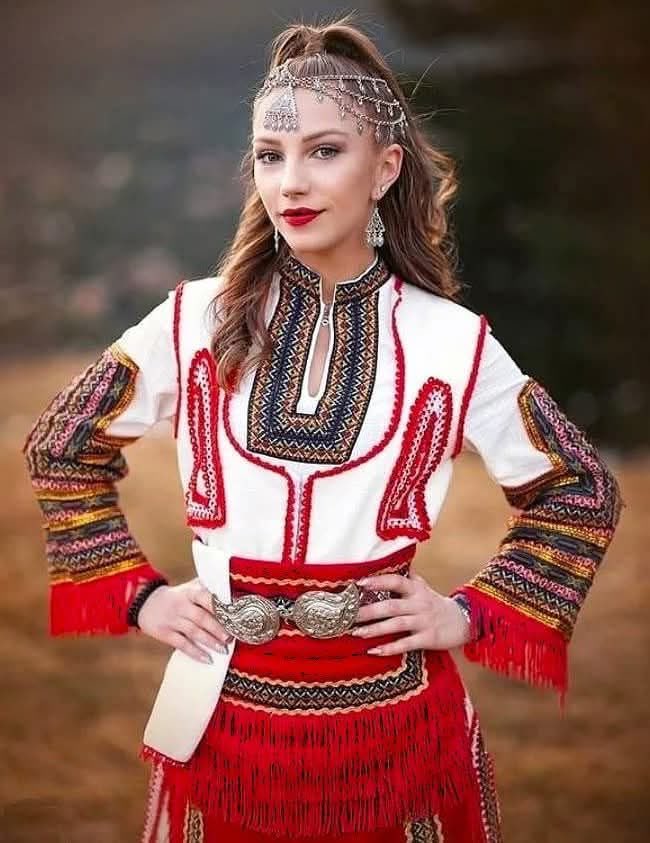 Македонска носија од Пиринска Македонија.