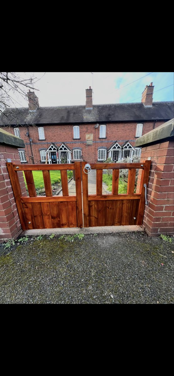 SimonHandyman's tweet photo. New entrance gates installed last week in Rugeley #lichfield #cannock #diy #HomeImprovements #gate https://t.co/3Nj2ITcM7c