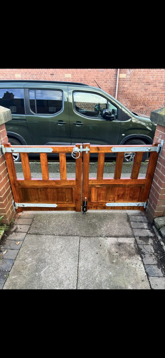 SimonHandyman's tweet photo. New entrance gates installed last week in Rugeley #lichfield #cannock #diy #HomeImprovements #gate https://t.co/3Nj2ITcM7c